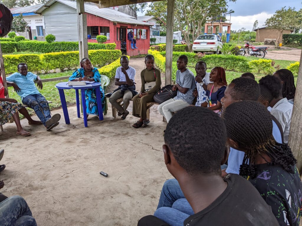 Séance mixte de jeunes garçons et filles dans l’aire de santé Shari en ZS Rwampara/Province de l’ITURI